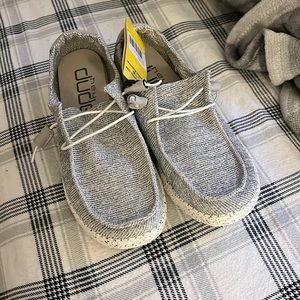 Wendy Hey Dudes women’s size 8 color stretch cloud